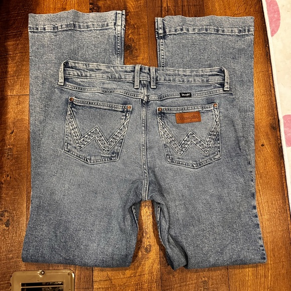 Wrangler Denim - Wrangler Women's Light Blue Straight Leg Jeans